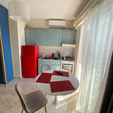 Seaside - στούντιο στην παραλία της καλαμάτας Apartment *